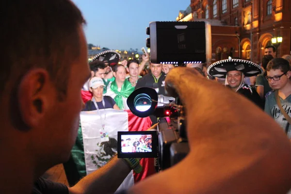 Shoot news for Mexican television, are live broadcast on TV with fans at the world Cup in Moscow — Stock Photo, Image