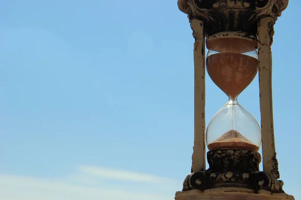 Reloj de arena vintage sobre fondo azul del cielo en un día soleado —  Fotos de Stock