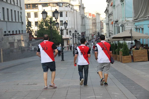 Tres aficionados al fútbol en camisetas con la inscripción Egipto y el número diez — Foto de Stock
