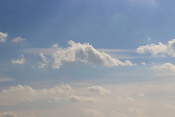Muitas nuvens pequenas na luz do sol no céu da mola. contexto — Fotografia de Stock
