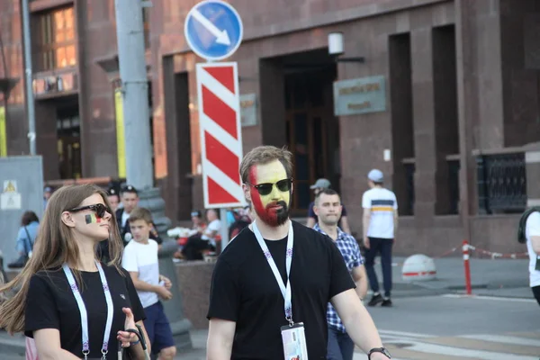 Aficionados al fútbol alegres y activos en las calles centrales de Moscú durante la Copa del Mundo —  Fotos de Stock