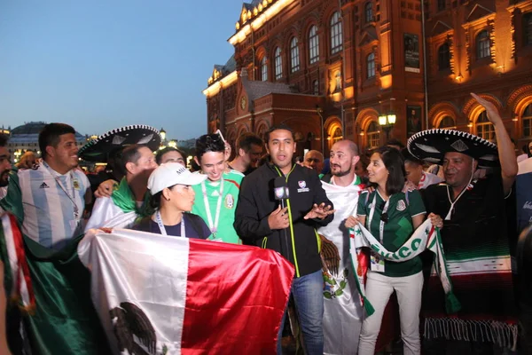 Disparar noticias para la televisión mexicana, se transmiten en vivo en la televisión con los fans en la Copa del Mundo en Moscú — Foto de Stock