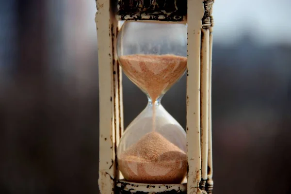 회색-갈색 배경에 모래 시계 빈티지 — 스톡 사진