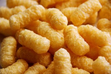 gri bir masada şeker ve gluten olmadan çok büyük mısır çubukları