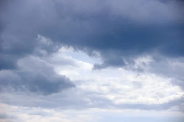 Nuvens no céu da primavera. correndo nas nuvens do sol no céu azul imediatamente após a chuva — Fotografia de Stock