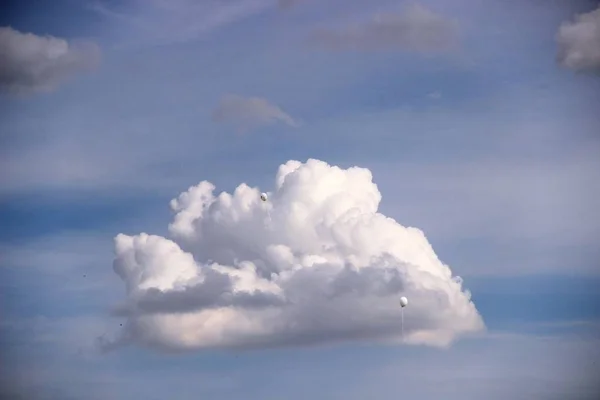 Angka volume dan semua nuansa abu-abu. awan besar di langit biru segera setelah hujan, awan di langit musim semi . — Stok Foto