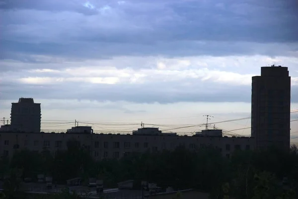 雷雨の後の夕方、街の上にたくさんの暗い雨雲 — ストック写真