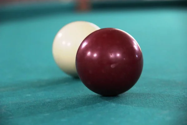 Yeşil bez masada iki bilardo topları, işaret topu ve beyaz top. Rus bilardo — Stok fotoğraf