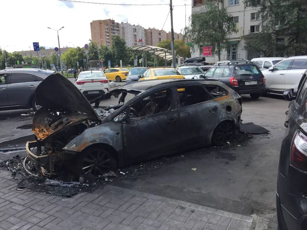 Moskova'da bir şehir otoparkında yanmış bir araba. yanmış araba