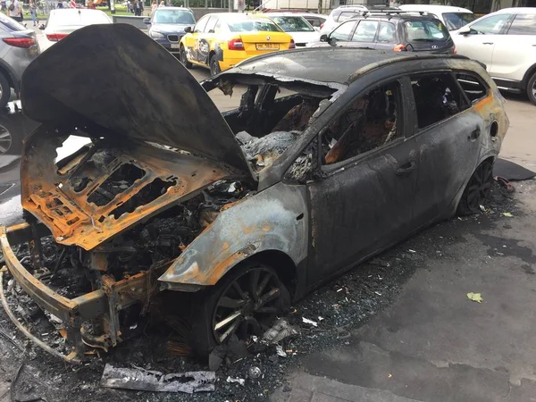 Pozostałości samochodu spalonego na parkingu. spalony samochód — Zdjęcie stockowe