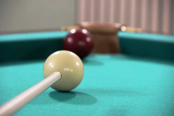 Cue, yeşil bir bez masa, isteka topu ve beyaz top üzerinde iki bilardo topları. çerçeveleme, Rus Bilardo — Stok fotoğraf