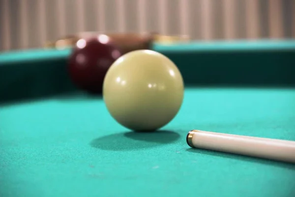 Rus Bilardo. Cue, yeşil bir bez masada iki bilardo topları, isteka topu ve beyaz top, cep. — Stok fotoğraf