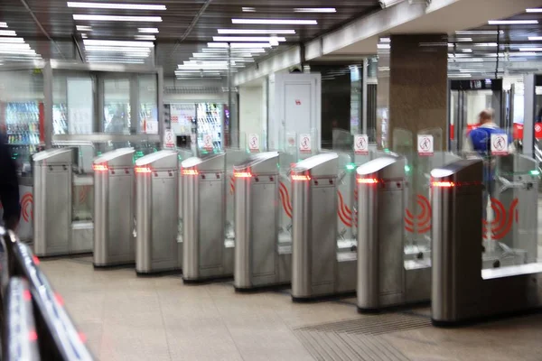 Torniquetes desenfocados en la entrada del metro — Foto de Stock