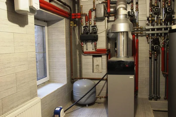 Casa sala de calderas con un sistema de calefacción. moderno sistema de calefacción independiente en sala de calderas, enfoque selectivo — Foto de Stock