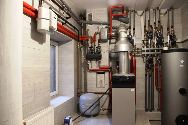 Autonome Heizungsanlage im Heizungsraum. Boiler, Warmwasserbereiter, Expansionsbehälter und andere Rohre. — Stockfoto