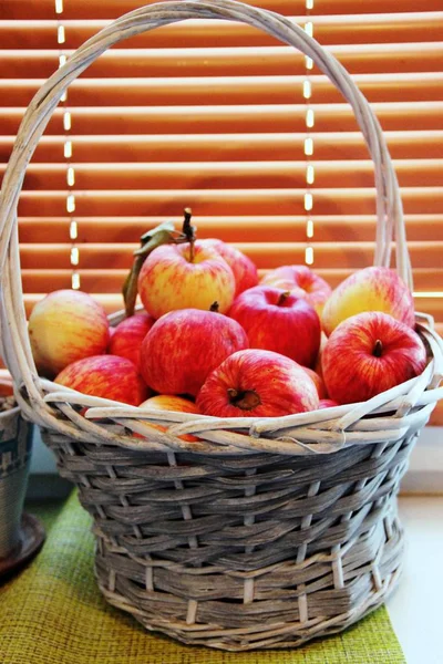 Manzanas rojas de mimbre grandes en la ventana —  Fotos de Stock