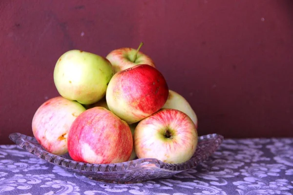 Спелые красные яблоки и желтые яблоки на столе. натюрморт много красно-желтых яблок на столе . — стоковое фото