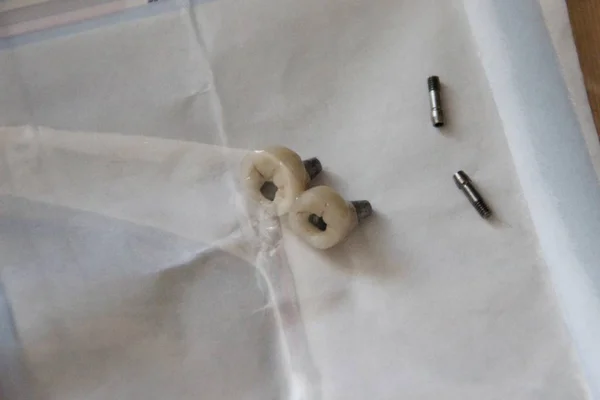 diş implantları. Steril tıbbi zarf, bir diş implantı için çift diş tacı ve montaj için bir çift vida