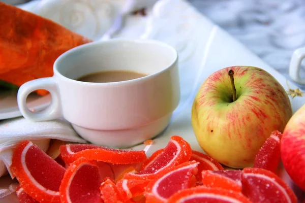 Una manzana roja amarilla, coloridas rebanadas de mermelada de manzana, clásica taza c blanca y platillo. mini picnic en el Parque — Foto de Stock