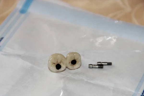 Steril tıbbi zarf, bir diş implantı için çift diş tacı ve montaj için bir çift vida. Diş insan implantı.