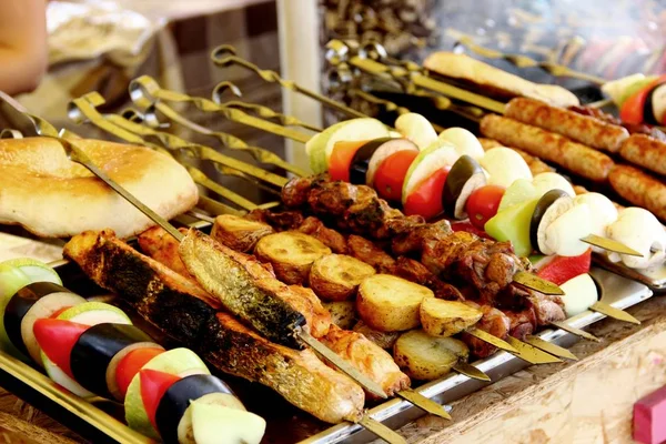 barbekü domuz eti, ızgara kuzu, kuzu kebap ve taze sebze şiş bir sürü. sokak fast food kavramı