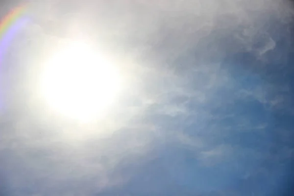 Sol brilhante no céu nas penas das nuvens. luz solar direta e céu azul com nuvens Cirrus . — Fotografia de Stock