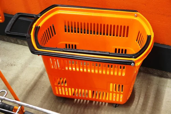 Turuncu sepet, turuncu renkli alışveriş — Stok fotoğraf