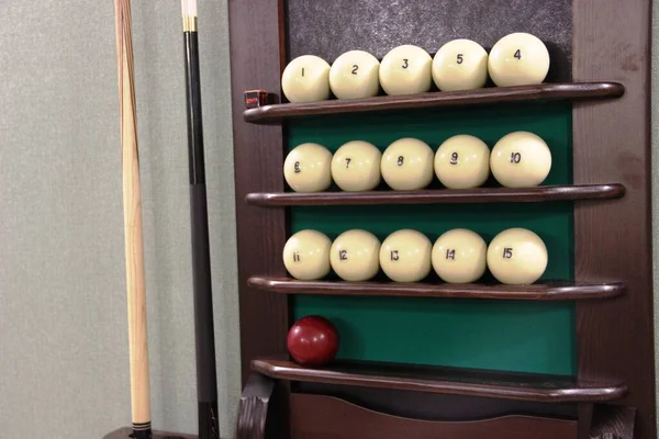 İki ıstaka, bir sürü beyaz top ve top rafında Rus bilardosu oynamak için bir kahverengi top. — Stok fotoğraf