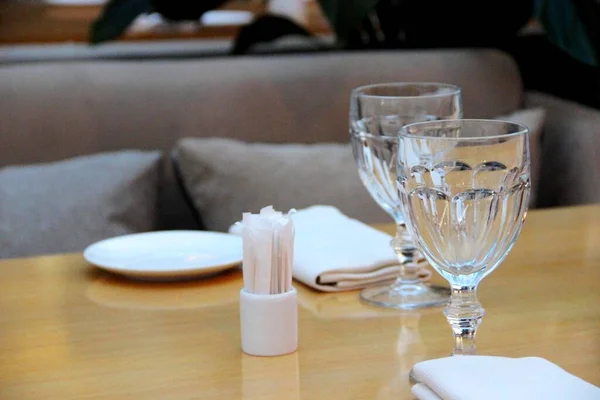 Una Mesa Vacía Cafetería Dos Vasos Vacíos Cristal Limpio Para — Foto de Stock