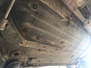 Arabanın paslı ve çürük zemini. Aydınlatma ile seçici odak