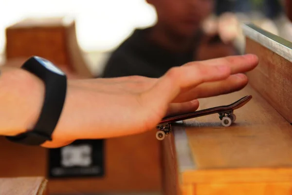 Competições Fingerboard Estilo Livre Obstáculos Dedo Skate Fingerboard Mini Skate — Fotografia de Stock