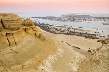 El Fayoum vahasında çöl ve göl manzarası 