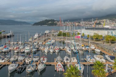 İspanya'daki Vigo limanı ve yolcu limanı