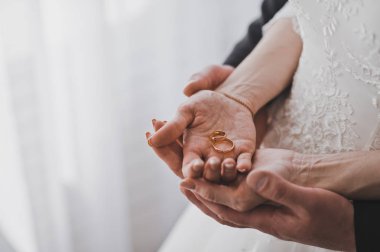 Evlilik yüzükleri yeni evlilerin elinde..