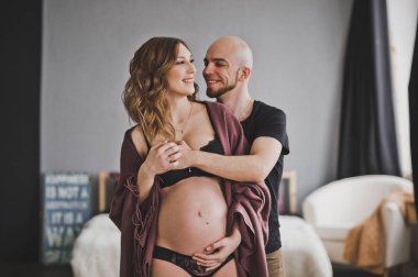 Mutlu anne bir çocuğun doğumu için bekliyor.