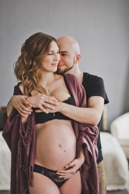 Bir adamın hamile eşi hakkında nazik bakım.