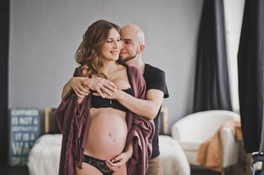 Mutlu anne bir çocuğun doğumu için bekliyor.