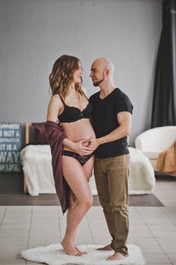 Kel koca yavaşça okşayarak hamile karı.