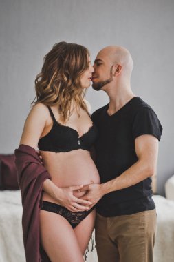 Genç bir çift fotoğraf stüdyosu.