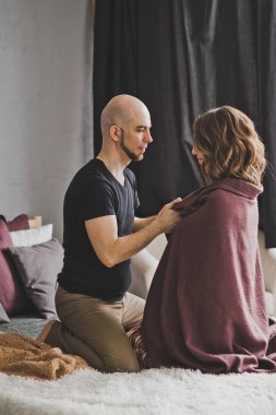 Kocası onun hamile eşi için yatağa kahvaltı getirdim.