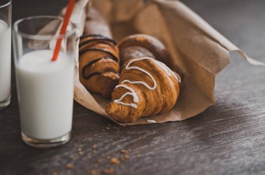 İki kişilik sağlıklı ve besleyici kahvaltı.