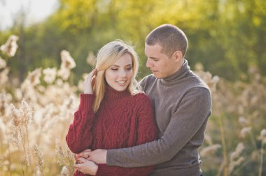 Batan güneşin ışınları genç aşıklar.