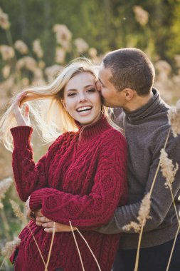 Batan güneşin ışınları genç aşıklar.