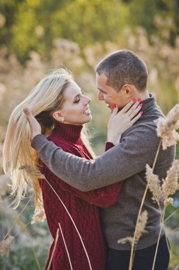 Batan güneşin ışınları genç aşıklar.