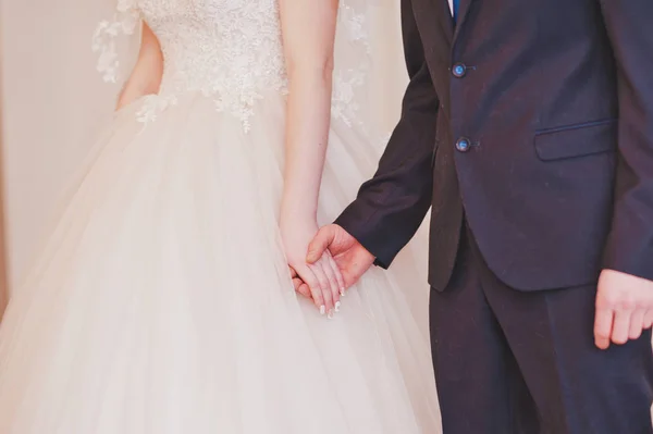 Jonggehuwden Hand Hand Tijdens Ceremonie — Stockfoto