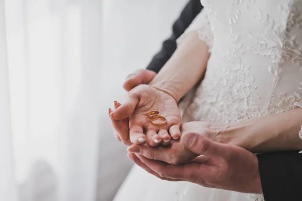 Abraço Gentil Suas Mãos Usando Anéis Casamento — Fotografia de Stock