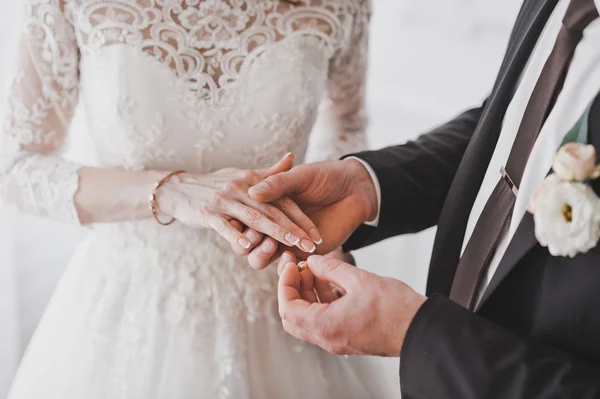 Het Proces Van Verloving Van Jonggehuwden — Stockfoto