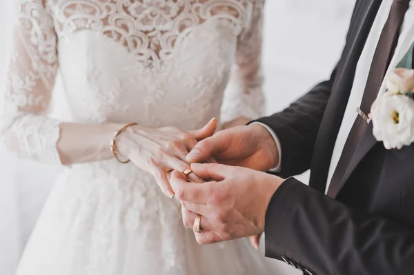 Marido Coloca Anel Casamento Sua Esposa Dedo Anelar — Fotografia de Stock