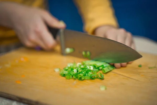 Children Hands Cut Finely Green Onions — Stock Photo, Image
