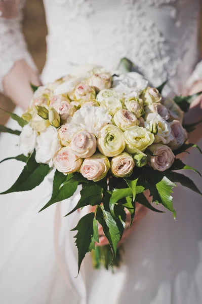 Ein Gepflegter Strauß Rosa Und Gelber Rosenknospen Frauenhänden — Stockfoto